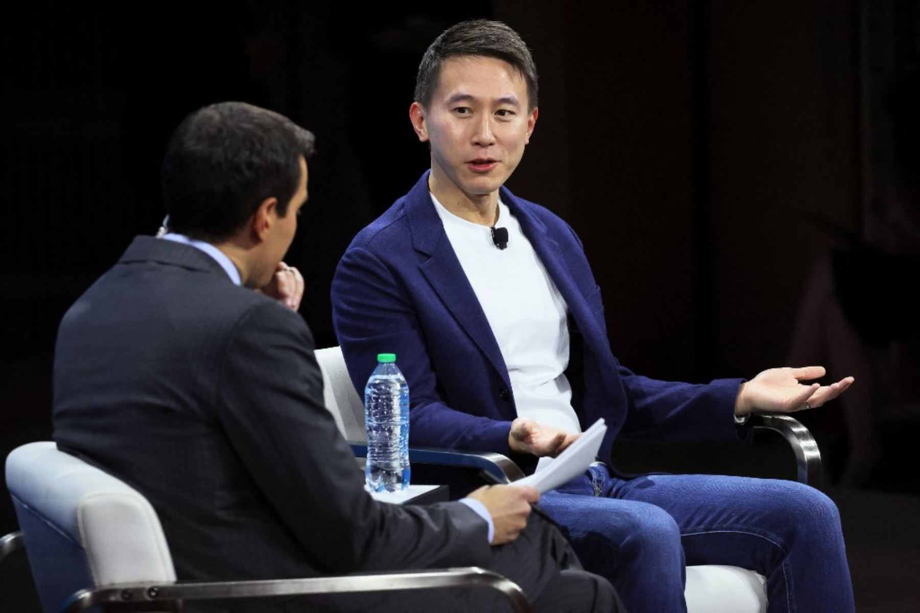 Andrew Ross Sorkin habla con el director ejecutivo de Tik Tok, Shou Chew, durante la cumbre DealBook del New York Times en la Sala Appel del Jazz At Lincoln Center el 30 de noviembre de 2022 en la ciudad de Nueva York. Michael M. Santiago/Getty Images/AFP (Foto de Michael M. Santiago / GETTY IMAGES NORTH AMERICA / Getty Images via AFP)