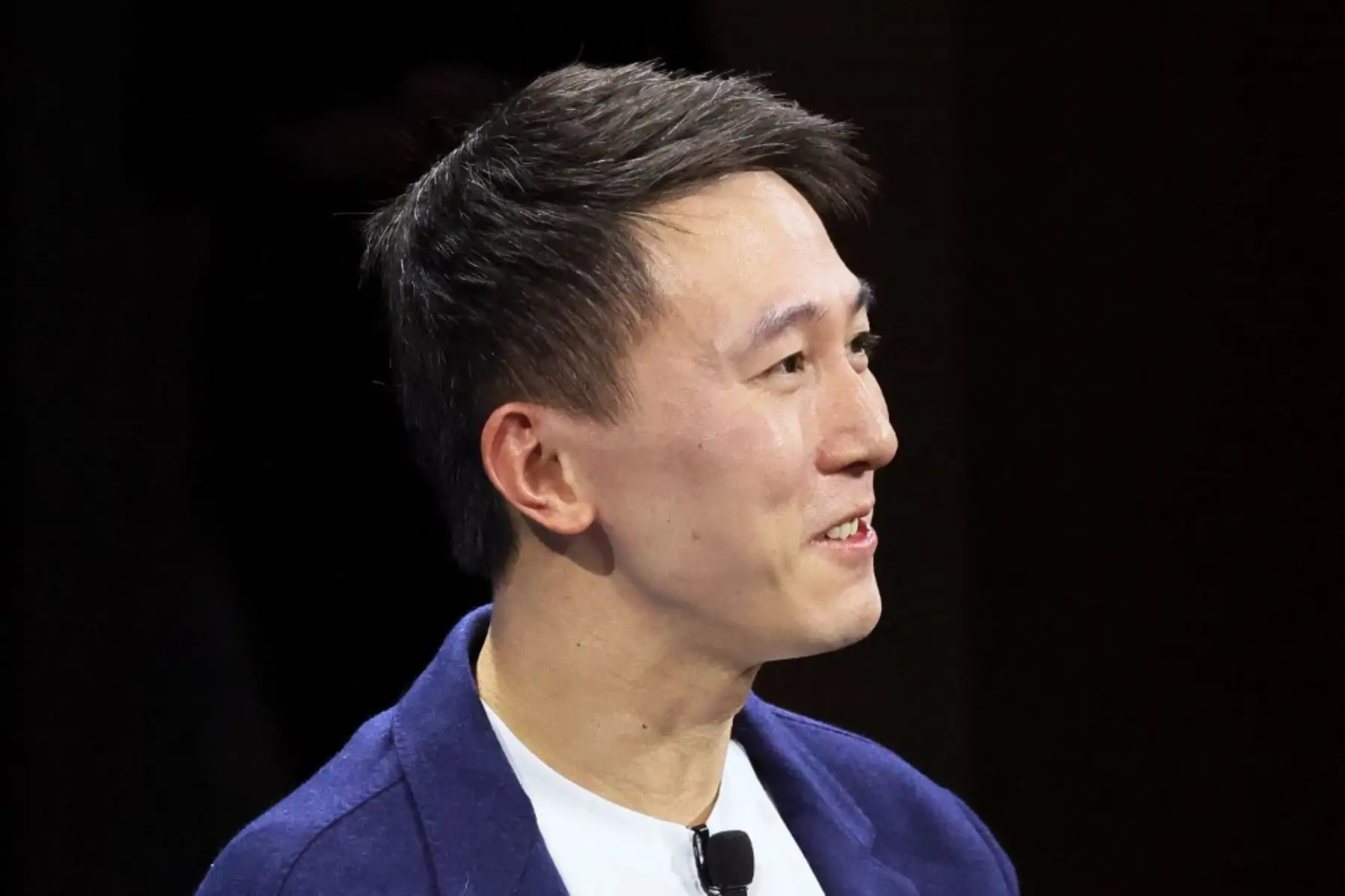 El director ejecutivo de Tik Tok, Shou Chew, habla durante la cumbre DealBook del New York Times en la Sala Appel del Jazz At Lincoln Center el 30 de noviembre de 2022 en la ciudad de Nueva York. Michael M. Santiago/Getty Images/AFP (Foto de Michael M. Santiago / GETTY IMAGES NORTH AMERICA / Getty Images via AFP)