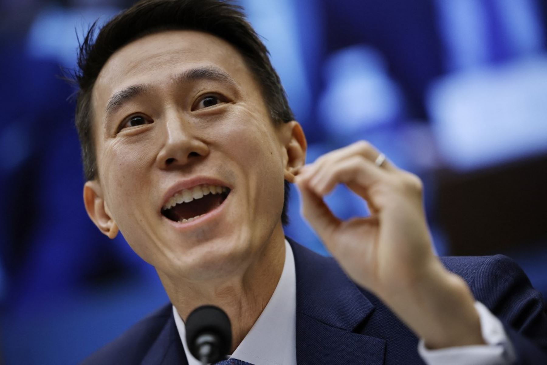 El director ejecutivo de TikTok, Shou Zi Chew, testifica ante el Comité de Energía y Comercio de la Cámara de Representantes en el edificio de oficinas Rayburn House en Capitol Hill el 23 de marzo de 2023 en Washington, DC. Chip Somodevilla/Getty Images/AFP (Foto de CHIP SOMODEVILLA / GETTY IMAGES NORTH AMERICA / Getty Images via AFP)