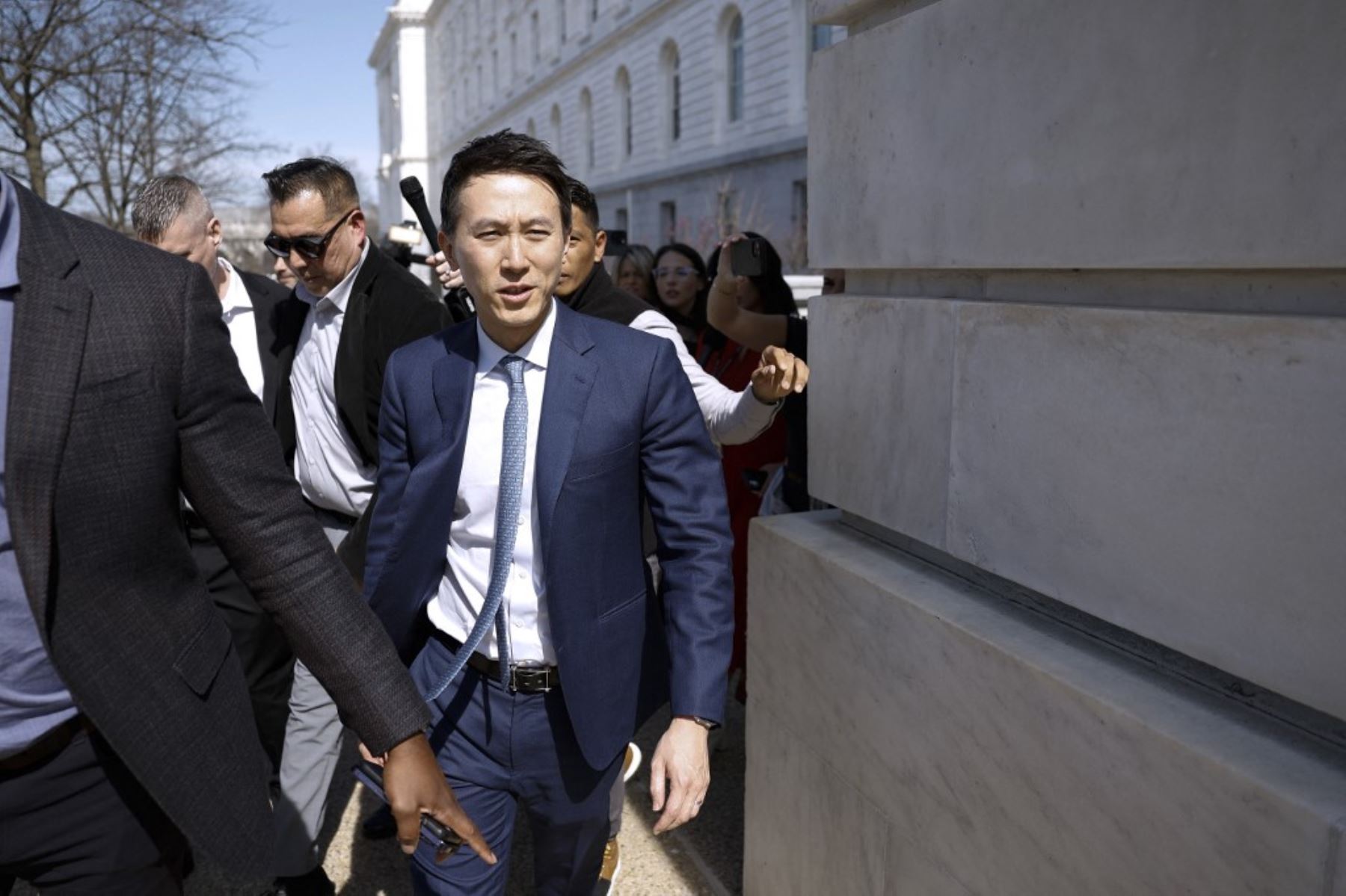 Shou Zi Chew, director ejecutivo de TikTok, sale del edificio Russell Senate Office Building después de reunirse con el senador John Fetterman (demócrata por Pensilvania) el 14 de marzo de 2024 en Washington, DC. Anna Moneymaker/Getty Images/AFP (Foto de Anna Moneymaker / GETTY IMAGES NORTH AMERICA / Getty Images via AFP)