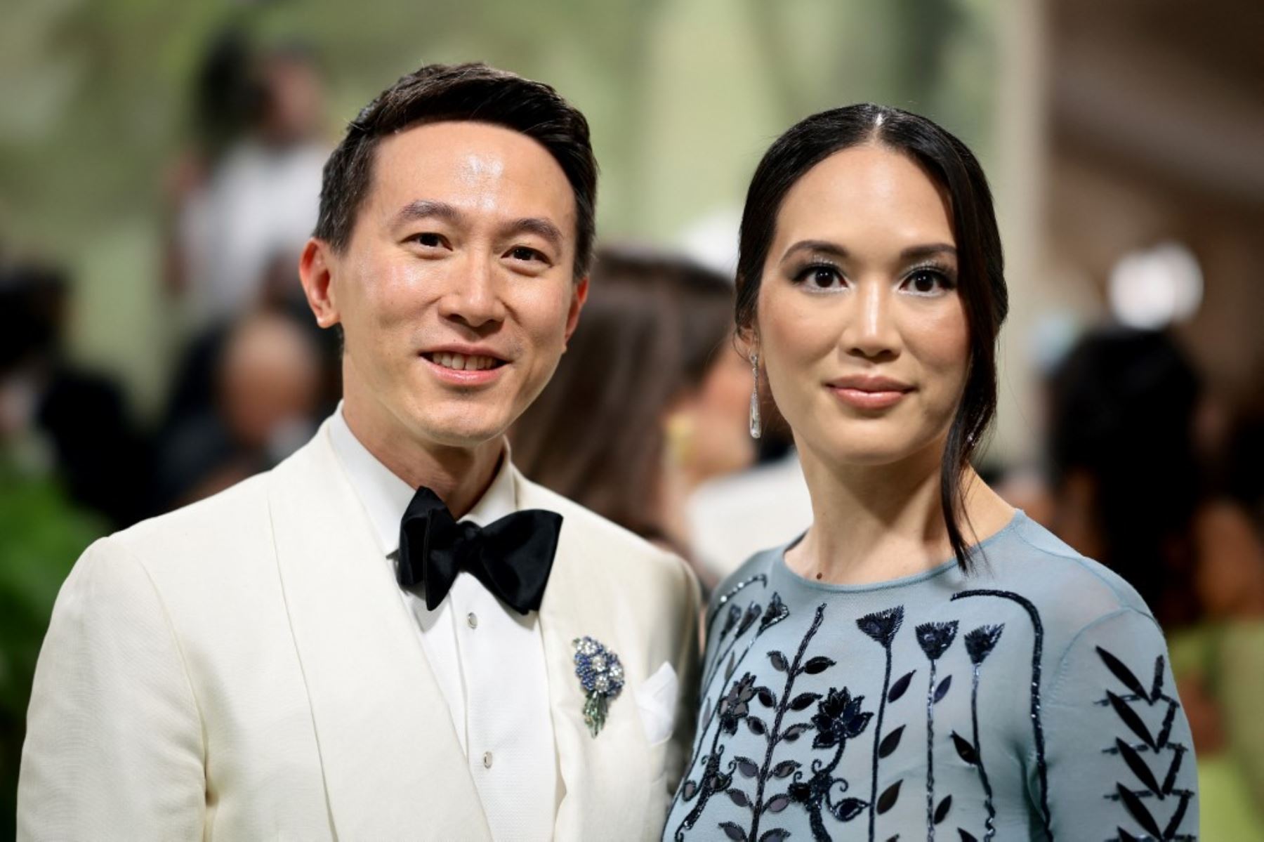 Shou Zi Chew y Vivian Kao asisten a la Gala del Met 2024 que celebra "Las bellas durmientes: el despertar de la moda" en el Museo Metropolitano de Arte el 6 de mayo de 2024 en la ciudad de Nueva York. Dimitrios Kambouris/Getty Images para The Met Museum/Vogue/AFP (Foto de Dimitrios Kambouris / GETTY IMAGES NORTH AMERICA / Getty Images via AFP)