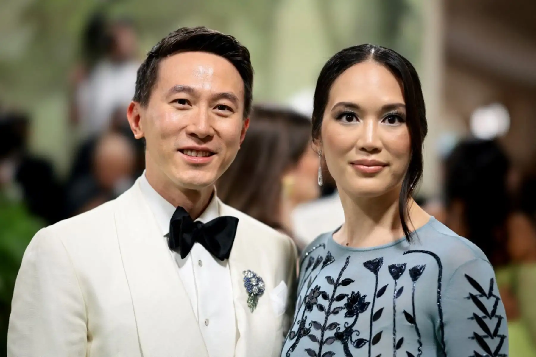 Shou Zi Chew y Vivian Kao asisten a la Gala del Met 2024 que celebra "Las bellas durmientes: el despertar de la moda" en el Museo Metropolitano de Arte el 6 de mayo de 2024 en la ciudad de Nueva York. Dimitrios Kambouris/Getty Images para The Met Museum/Vogue/AFP (Foto de Dimitrios Kambouris / GETTY IMAGES NORTH AMERICA / Getty Images via AFP)