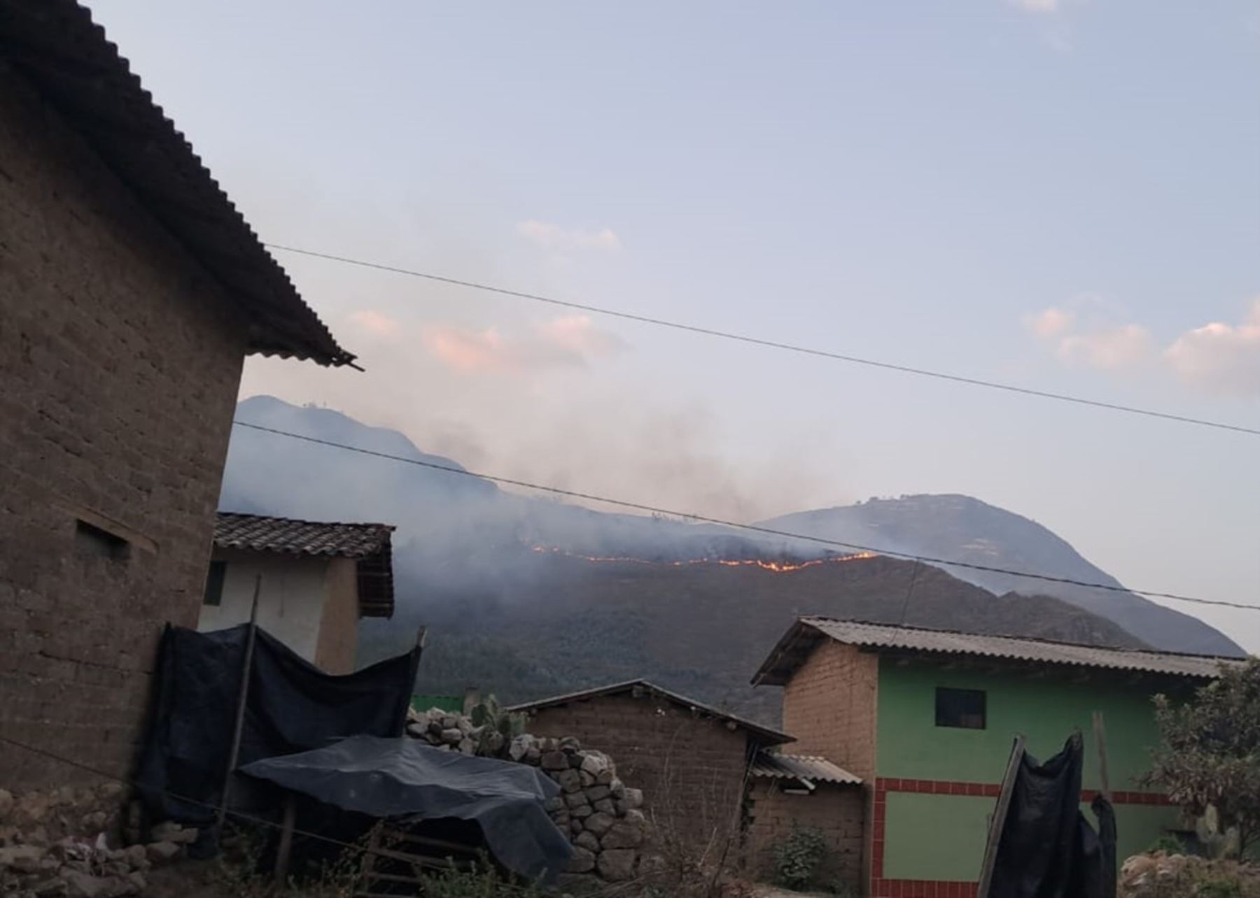 Un incendio forestal de proporciones se registró en el distrito de Sartimbamba, en la sierra de la región La Libertad dejando cinco personas damnificadas debido a los daños causados en sus viviendas.