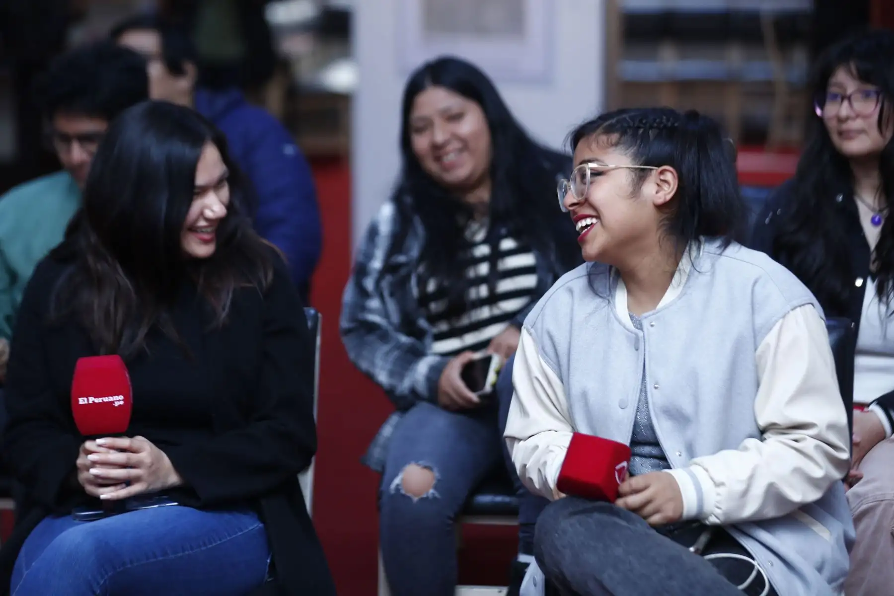 Estudiantes de sexto ciclo de la carrera de Comunicación y Periodismo de la Universidad Peruana de Ciencias Aplicadas (UPC), del taller de Fotoperiodismo, visitaron las instalaciones del Diario El Peruano y de la Agencia Andina para conocer el Museo Gráfico de Editora Perú y participar en las exposiciones de la iniciativa Vive Andina, en donde periodistas de ambos medios de comunicación comparten sus experiencias con los estudiantes. Foto: ANDINA/Daniel Bracamonte