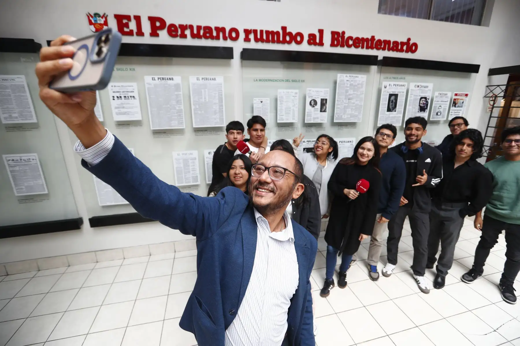 Estudiantes de sexto ciclo de la carrera de Comunicación y Periodismo de la Universidad Peruana de Ciencias Aplicadas (UPC), del taller de Fotoperiodismo, visitaron las instalaciones del Diario El Peruano y de la Agencia Andina para conocer el Museo Gráfico de Editora Perú y participar en las exposiciones de la iniciativa Vive Andina, en donde periodistas de ambos medios de comunicación comparten sus experiencias con los estudiantes. Foto: ANDINA/Daniel Bracamonte