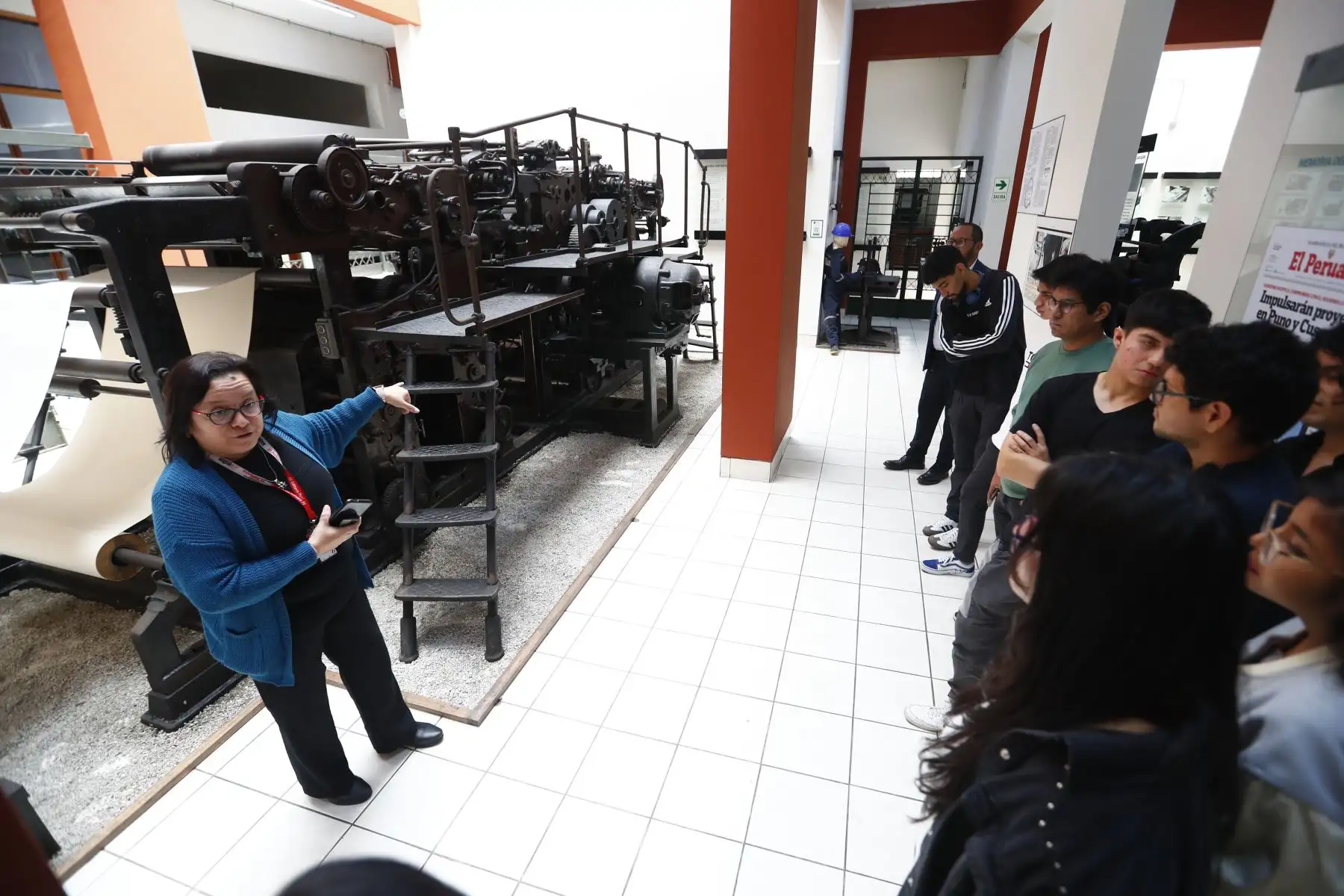 Estudiantes de sexto ciclo de la carrera de Comunicación y Periodismo de la Universidad Peruana de Ciencias Aplicadas (UPC), del taller de Fotoperiodismo, visitaron las instalaciones del Diario El Peruano y de la Agencia Andina para conocer el Museo Gráfico de Editora Perú y participar en las exposiciones de la iniciativa Vive Andina, en donde periodistas de ambos medios de comunicación comparten sus experiencias con los estudiantes. Foto: ANDINA/Daniel Bracamonte