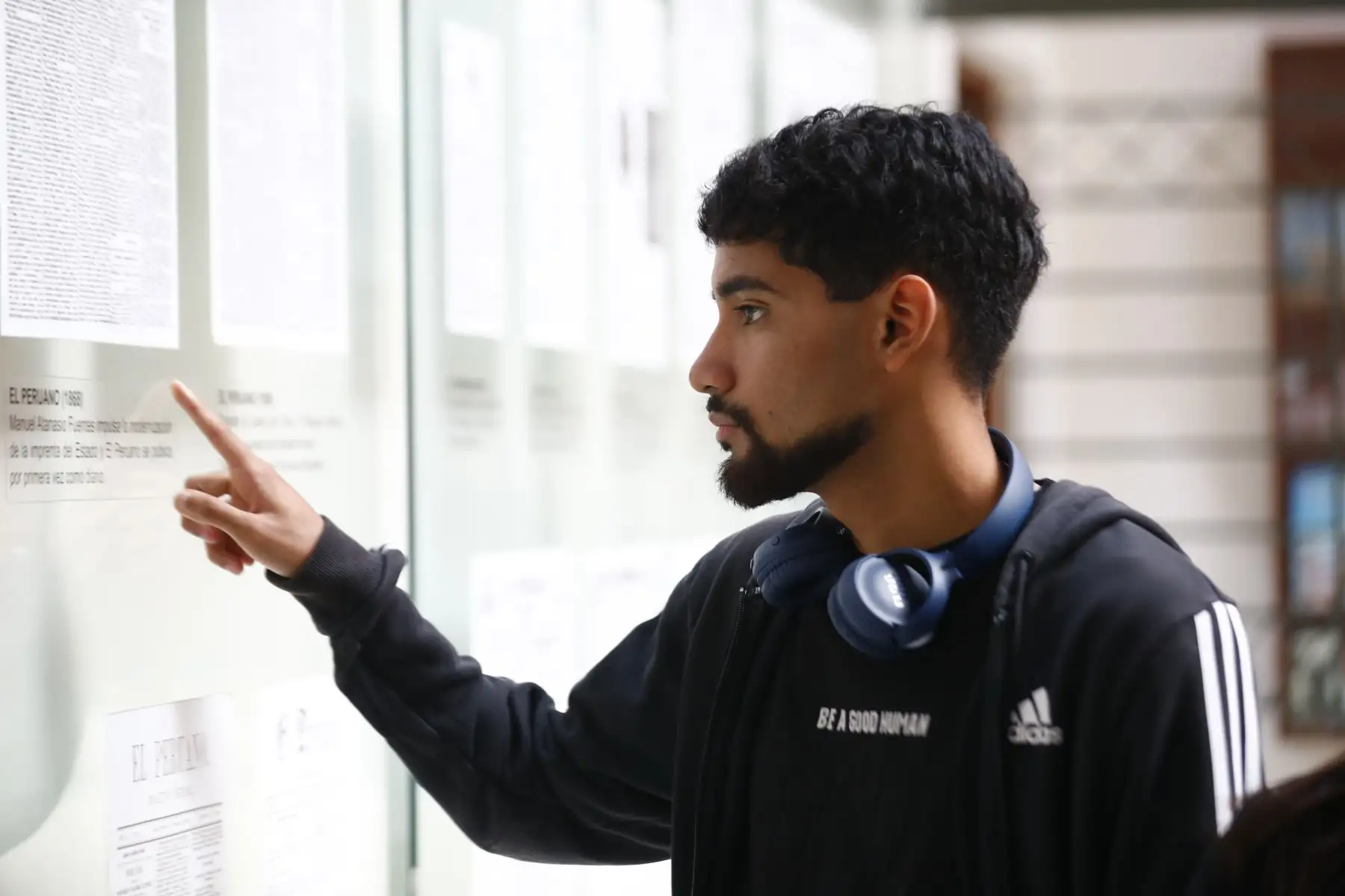 Estudiantes de sexto ciclo de la carrera de Comunicación y Periodismo de la Universidad Peruana de Ciencias Aplicadas (UPC), del taller de Fotoperiodismo, visitaron las instalaciones del Diario El Peruano y de la Agencia Andina para conocer el Museo Gráfico de Editora Perú y participar en las exposiciones de la iniciativa Vive Andina, en donde periodistas de ambos medios de comunicación comparten sus experiencias con los estudiantes. Foto: ANDINA/Daniel Bracamonte