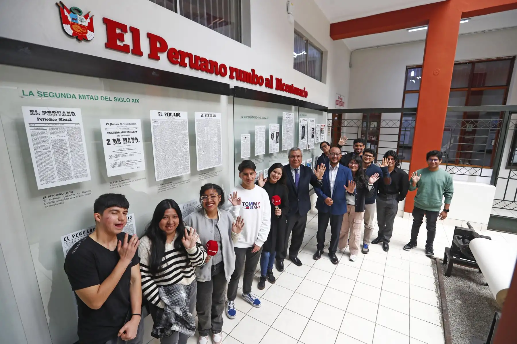 Estudiantes de sexto ciclo de la carrera de Comunicación y Periodismo de la Universidad Peruana de Ciencias Aplicadas (UPC), del taller de Fotoperiodismo, visitaron las instalaciones del Diario El Peruano y de la Agencia Andina para conocer el Museo Gráfico de Editora Perú y participar en las exposiciones de la iniciativa Vive Andina, en donde periodistas de ambos medios de comunicación comparten sus experiencias con los estudiantes. Foto: ANDINA/Daniel Bracamonte