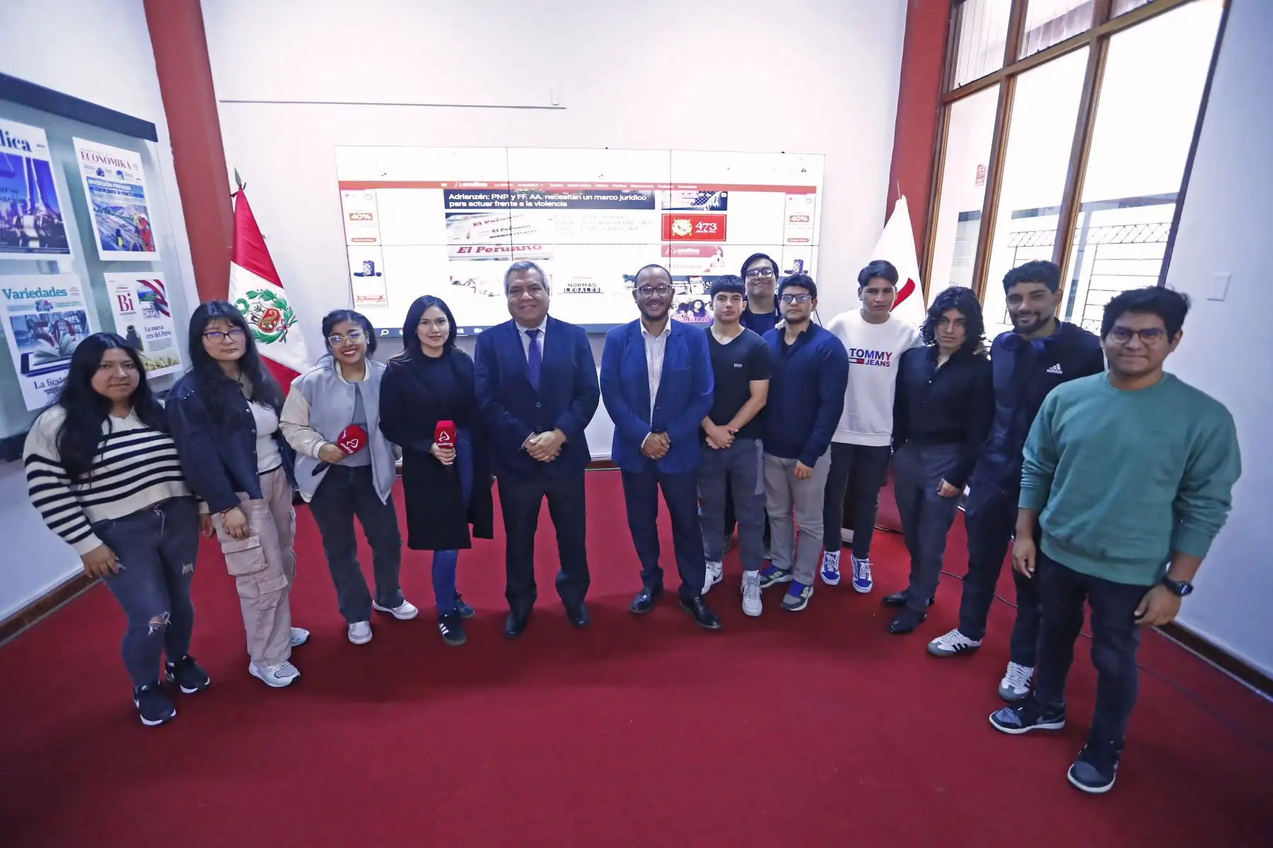 Estudiantes de sexto ciclo de la carrera de Comunicación y Periodismo de la Universidad Peruana de Ciencias Aplicadas (UPC), del taller de Fotoperiodismo, visitaron las instalaciones del Diario El Peruano y de la Agencia Andina para conocer el Museo Gráfico de Editora Perú y participar en las exposiciones de la iniciativa Vive Andina, en donde periodistas de ambos medios de comunicación comparten sus experiencias con los estudiantes. Foto: ANDINA/Daniel Bracamonte