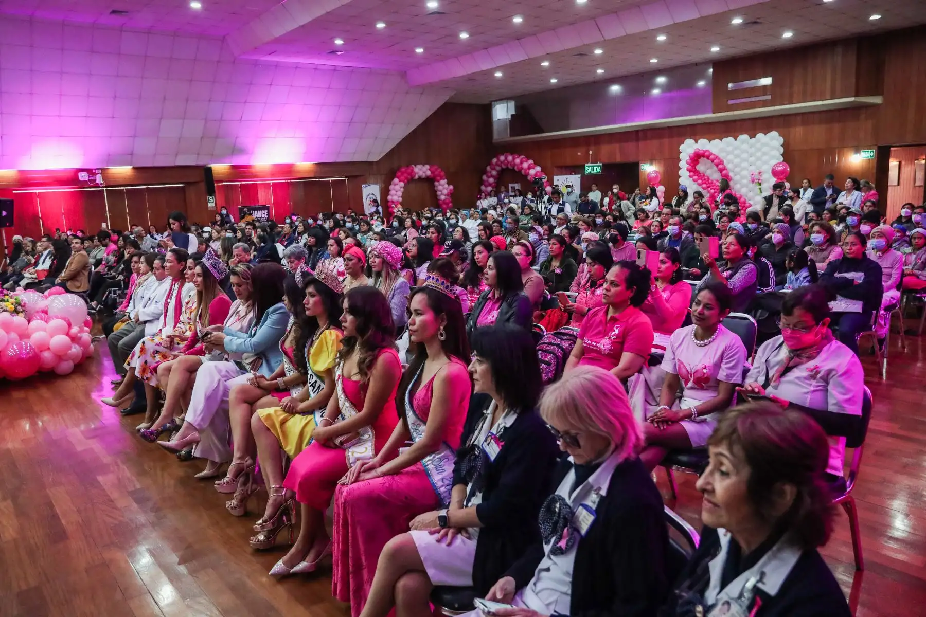 Participaron en el evento, directores del INEN, reinas de belleza, médicos y enfermeras, compañeras y familiares de las participantes. Foto: ANDINA/ Connie Calderon