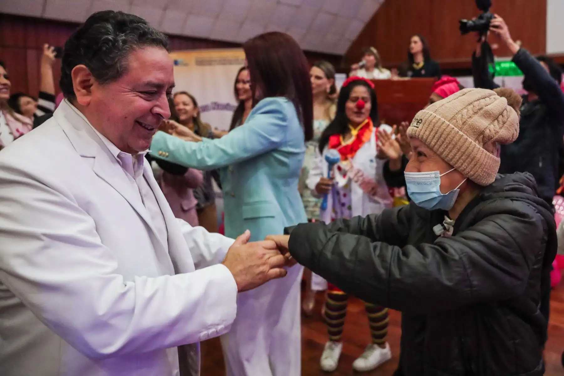 Dr. Francisco Berrospi, jefe Institucional del INEN, baila alegremente con una paciente.
Foto: ANDINA/ Connie Calderon