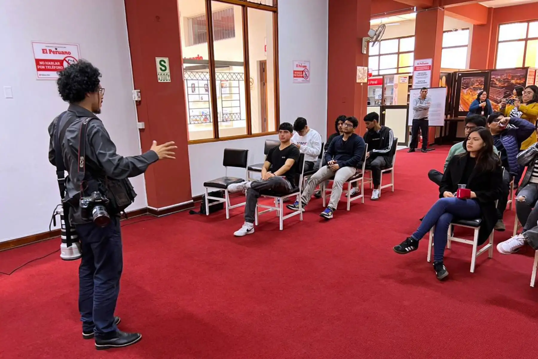 Estudiantes de sexto ciclo de la carrera de Comunicación y Periodismo de la Universidad Peruana de Ciencias Aplicadas (UPC), del taller de Fotoperiodismo, visitaron las instalaciones del Diario El Peruano y de la Agencia Andina para conocer el Museo Gráfico de Editora Perú y participar en las exposiciones de la iniciativa Vive Andina, en donde periodistas de ambos medios de comunicación comparten sus experiencias con los estudiantes. Foto: ANDINA/Luis Iparraguirre
