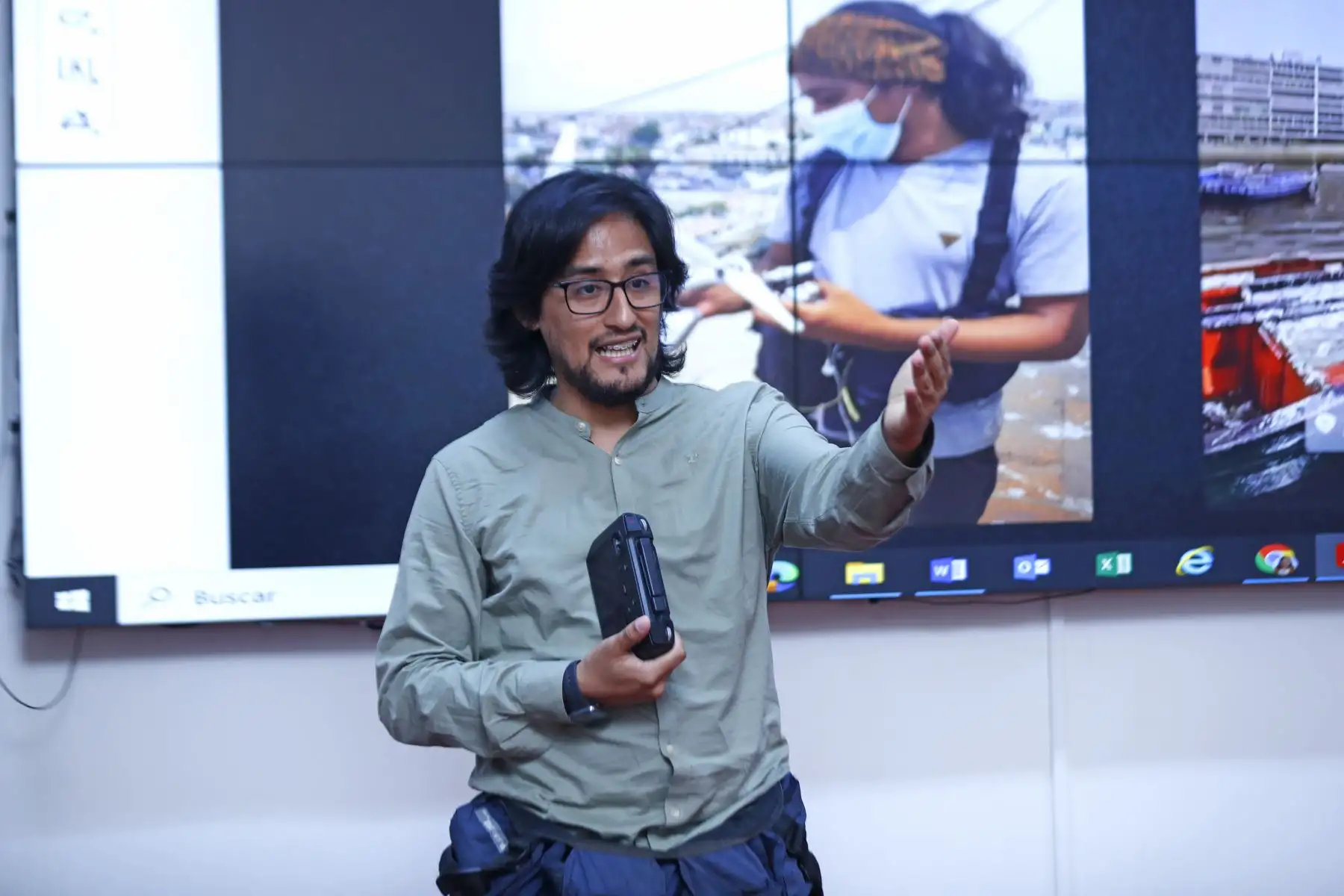 Estudiantes de sexto ciclo de la carrera de Comunicación y Periodismo de la Universidad Peruana de Ciencias Aplicadas (UPC), del taller de Fotoperiodismo, visitaron las instalaciones del Diario El Peruano y de la Agencia Andina para conocer el Museo Gráfico de Editora Perú y participar en las exposiciones de la iniciativa Vive Andina, en donde periodistas de ambos medios de comunicación comparten sus experiencias con los estudiantes. Foto: ANDINA/Daniel Bracamonte