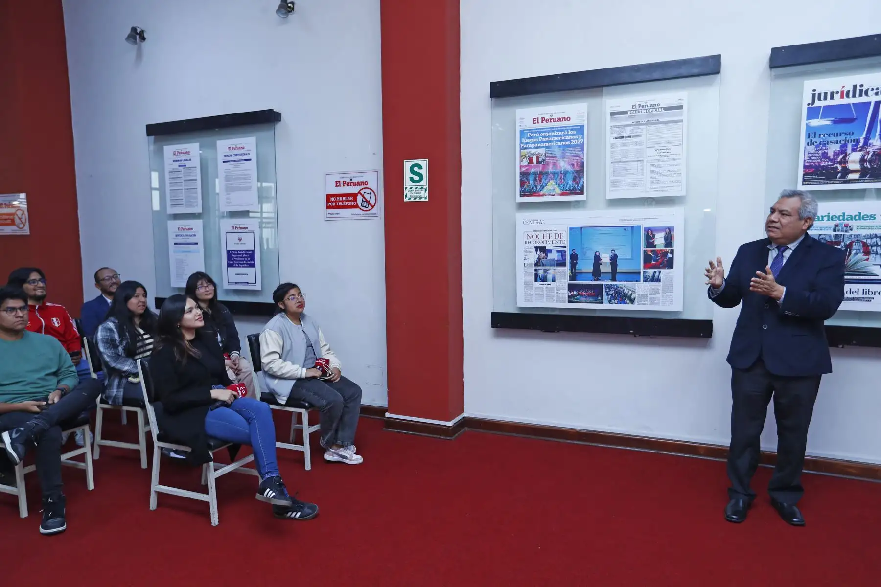 Estudiantes de sexto ciclo de la carrera de Comunicación y Periodismo de la Universidad Peruana de Ciencias Aplicadas (UPC), del taller de Fotoperiodismo, visitaron las instalaciones del Diario El Peruano y de la Agencia Andina para conocer el Museo Gráfico de Editora Perú y participar en las exposiciones de la iniciativa Vive Andina, en donde periodistas de ambos medios de comunicación comparten sus experiencias con los estudiantes. Foto: ANDINA/Daniel Bracamonte