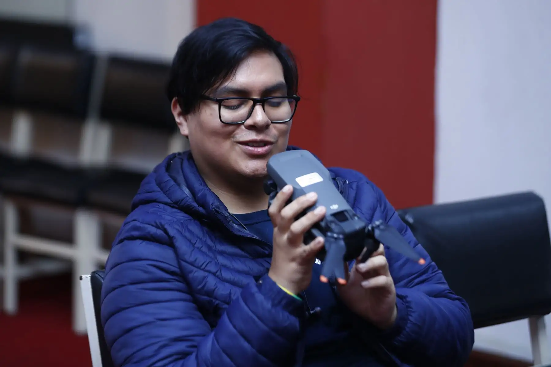 Estudiantes de sexto ciclo de la carrera de Comunicación y Periodismo de la Universidad Peruana de Ciencias Aplicadas (UPC), del taller de Fotoperiodismo, visitaron las instalaciones del Diario El Peruano y de la Agencia Andina para conocer el Museo Gráfico de Editora Perú y participar en las exposiciones de la iniciativa Vive Andina, en donde periodistas de ambos medios de comunicación comparten sus experiencias con los estudiantes. Foto: ANDINA/Daniel Bracamonte