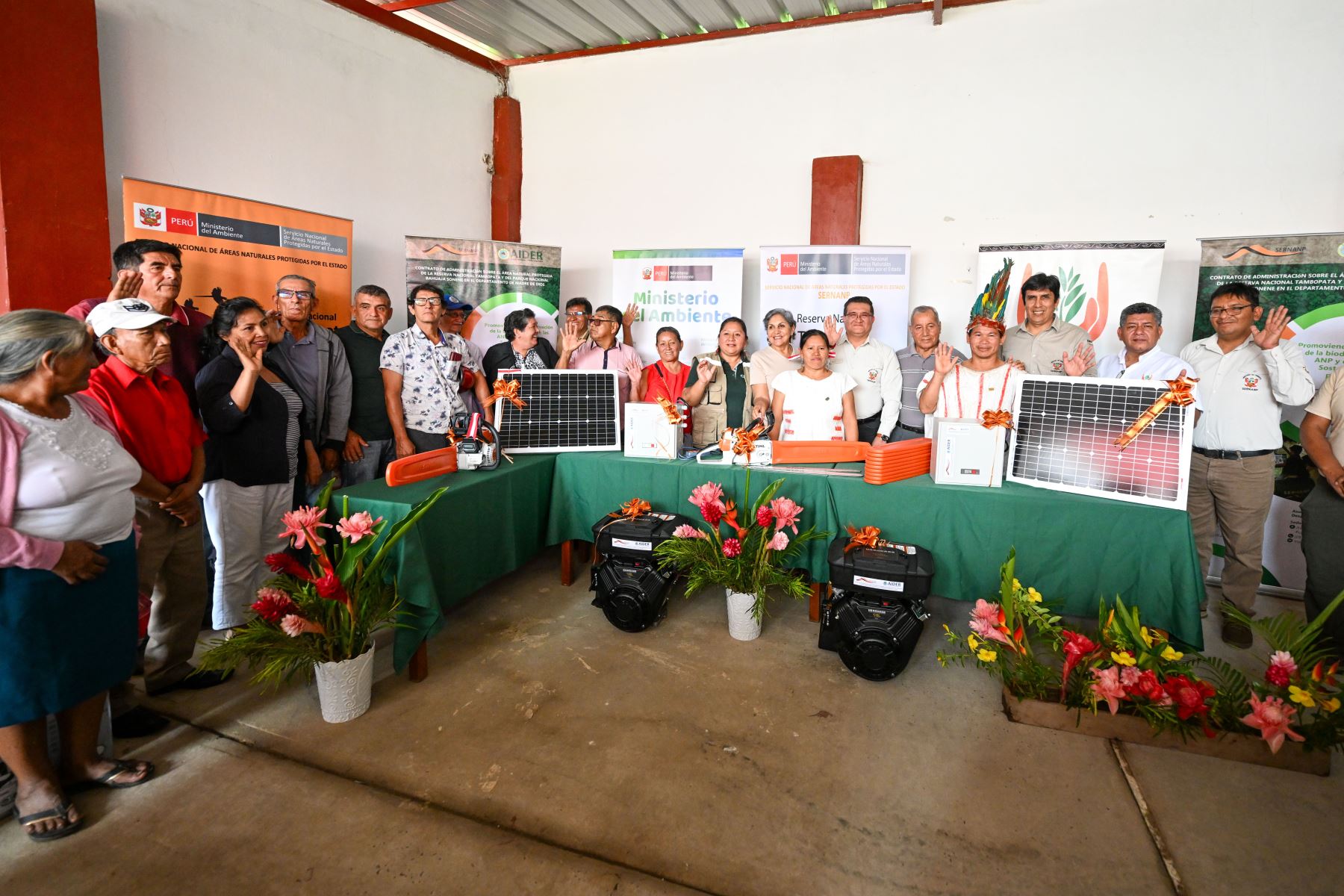 El ministro del Ambiente, Juan Carlos Castro, entregó equipos e implementos a 29 concesionarios castañeros de Madre de Dios. Foto: ANDINA/Minam