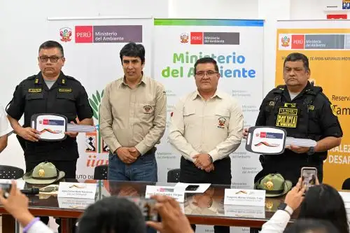 El ministro del Ambiente, Juan Carlos Castro, entregó equipos e implementos a 29 concesionarios castañeros de Madre de Dios. Foto: ANDINA/Minam