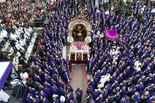 Procesión del Señor de los Milagros recorre por segunda vez las calles de Lima para impartir su bendición a sus miles de fieles