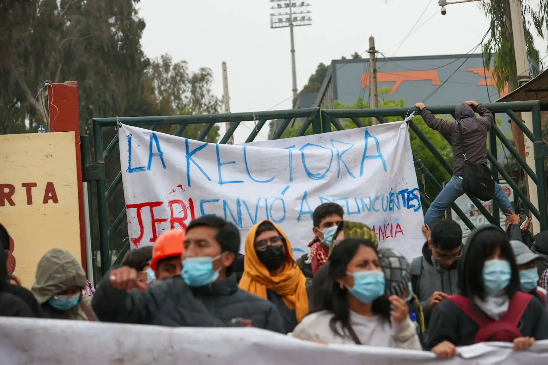 Un grupo de estudiantes de San Marcos, que pasaron la noche frente a la puerta 3, exigen la anulación de las elecciones en esa casa de estudios.

Foto: ANDINA/Juan Carlos Guzmán Negrini
