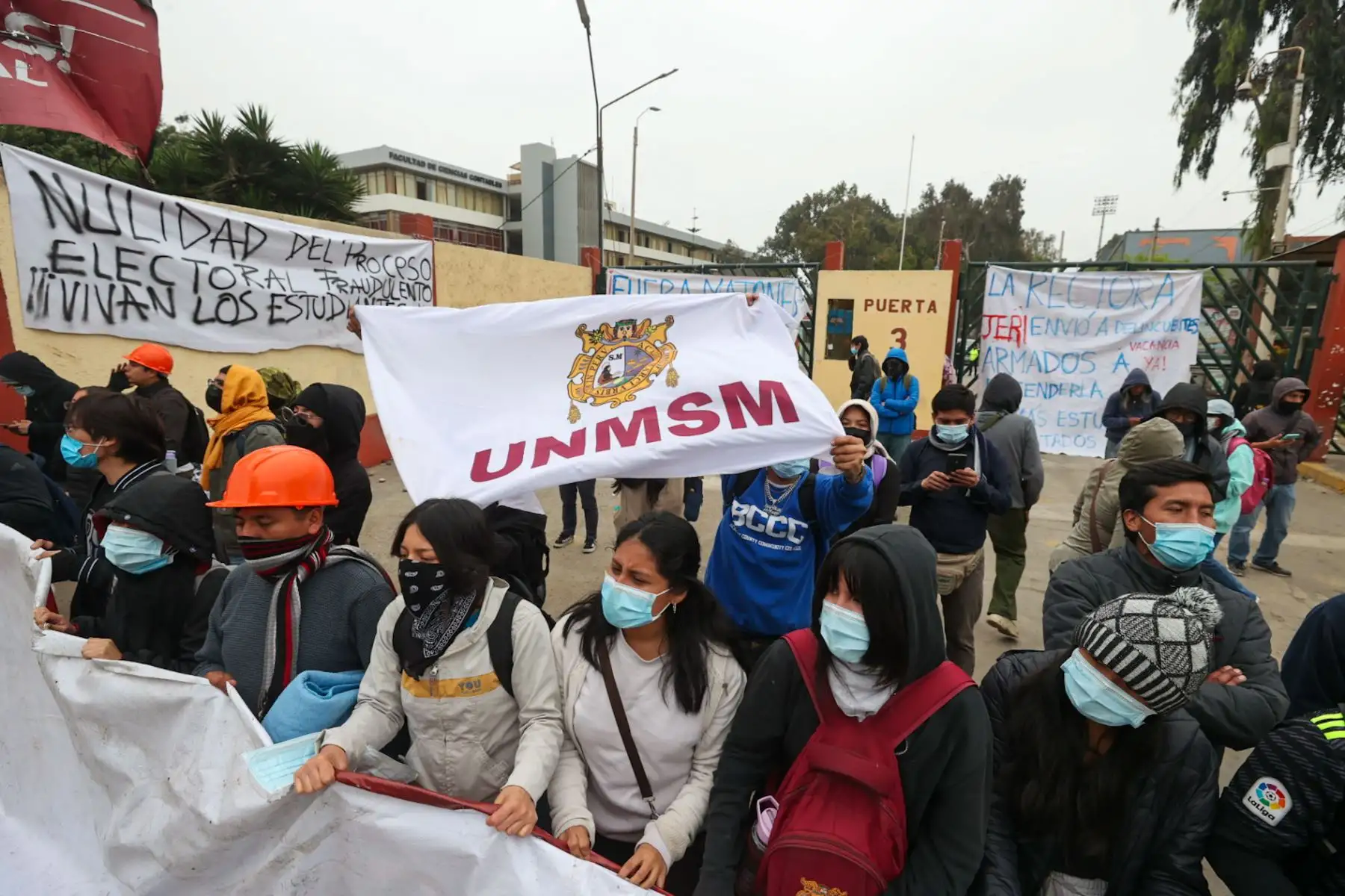 Un grupo de estudiantes de San Marcos, que pasaron la noche frente a la puerta 3, exigen la anulación de las elecciones en esa casa de estudios.

Foto: ANDINA/Juan Carlos Guzmán Negrin