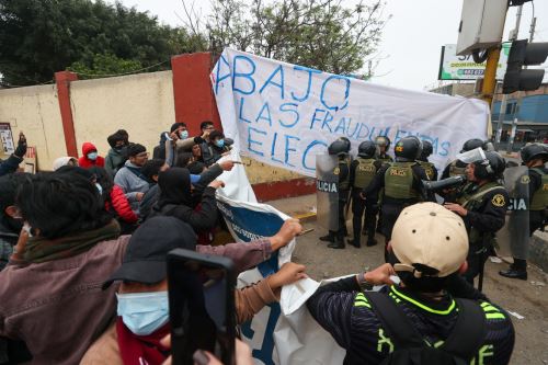 Estudiantes de San Marcos, que pasaron la noche frente a la puerta 3 exigiendo la anulación de las elecciones. Foto: ANDINA/Juan Carlos Guzmán Negrini