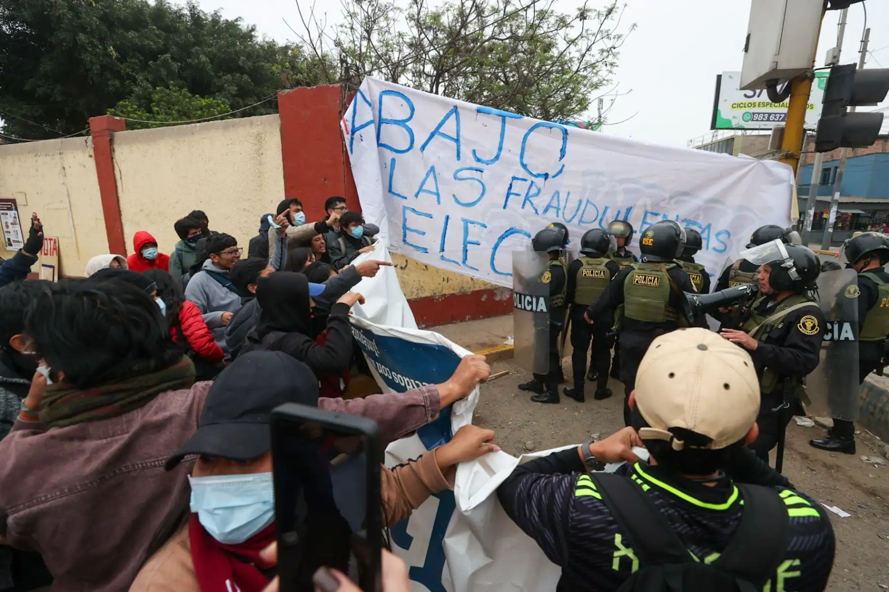 Un grupo de estudiantes de San Marcos, que pasaron la noche frente a la puerta 3, exigen la anulación de las elecciones en esa casa de estudios.

Foto: ANDINA/Juan Carlos Guzmán Negrin