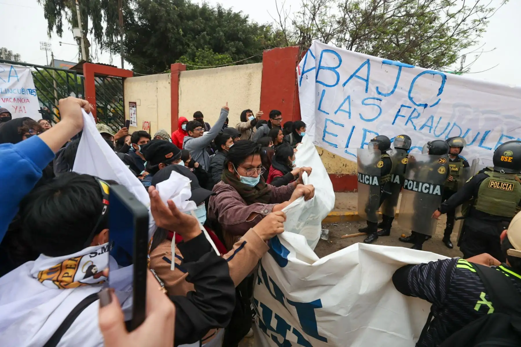 Un grupo de estudiantes de San Marcos, que pasaron la noche frente a la puerta 3, exigen la anulación de las elecciones en esa casa de estudios.

Foto: ANDINA/Juan Carlos Guzmán Negrin