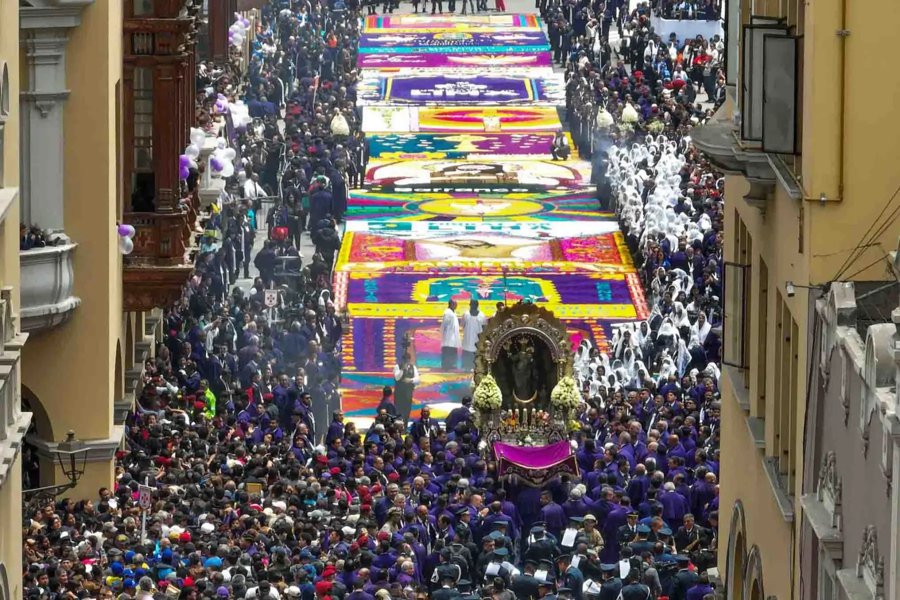 La Virgen de la Nube, devoción ecuatoriana que aparece detrás de la efigie del Señor de los Milagros. Foto: ANDINA/Daniel Bracamonte
