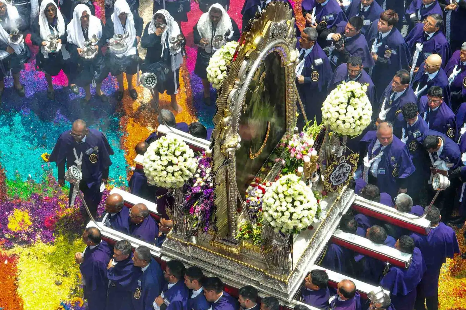 La Virgen de la Nube, devoción ecuatoriana que aparece detrás de la efigie del Señor de los Milagros. Foto: ANDINA/Daniel Bracamonte