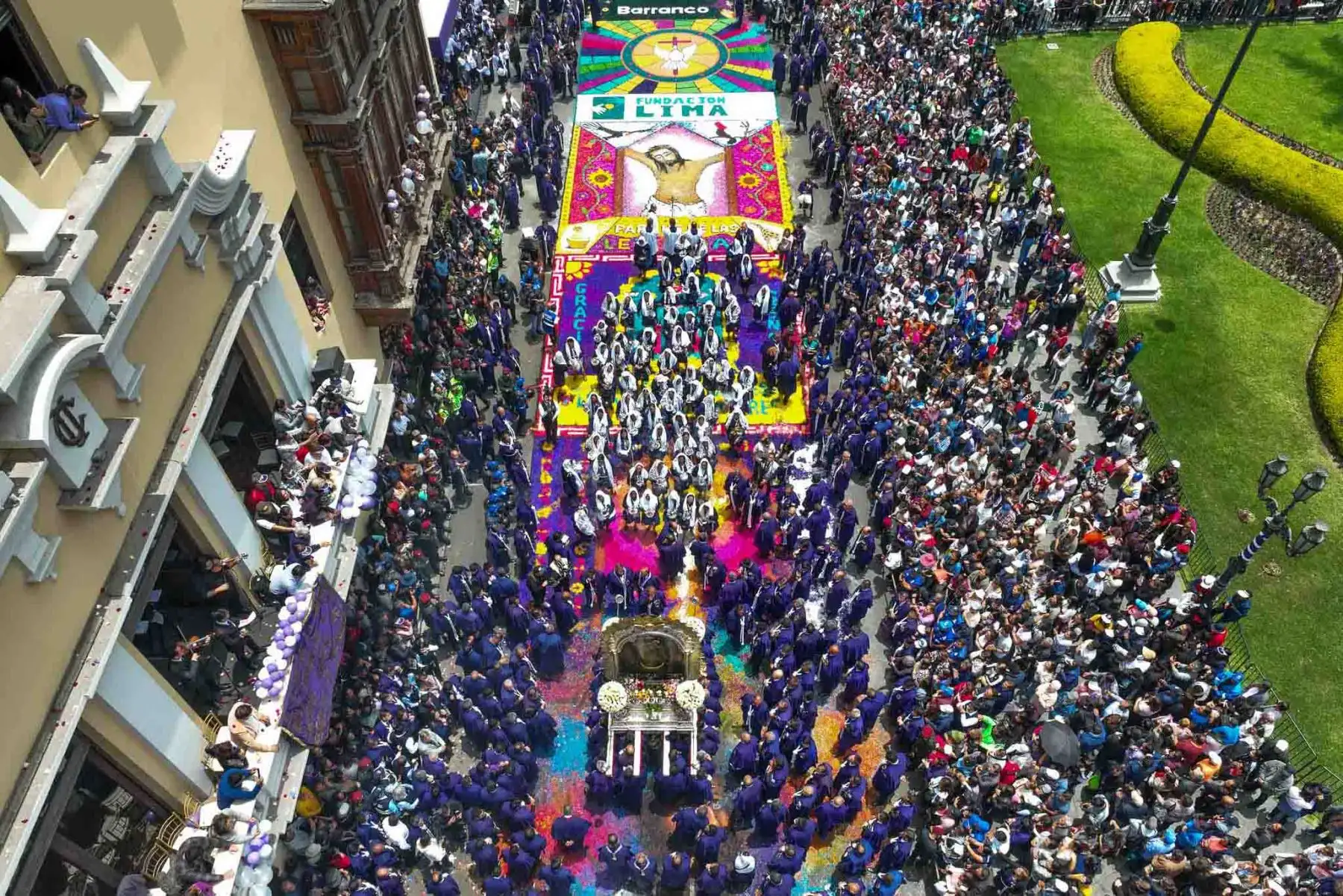 La sagrada imagen del Señor de los Milagros hace su entrada triunfal en la Plaza de Armas de Lima. Foto: ANDINA/ Daniel Bracamonte