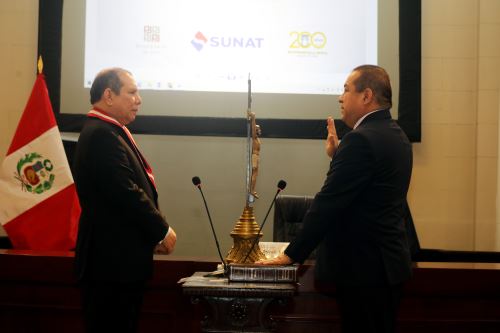 El presidente del Poder Judicial, Javier Arévalo Vela, tomó juramento al abogado Víctor Mejía Ninacóndor como nuevo jefe de la Superintendencia Nacional de Aduanas y de Administración Tributaria (Sunat).