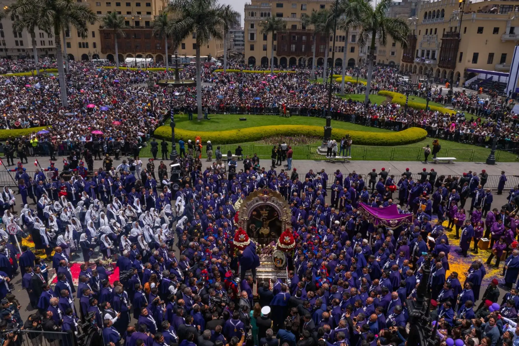 La presidenta de la república, Dina Boluarte, con fe y devoción, rindió homenaje a la sagrada imagen del Señor de los Milagros en Palacio de Gobierno. Foto: ANDINA/ Prensa Presidencia