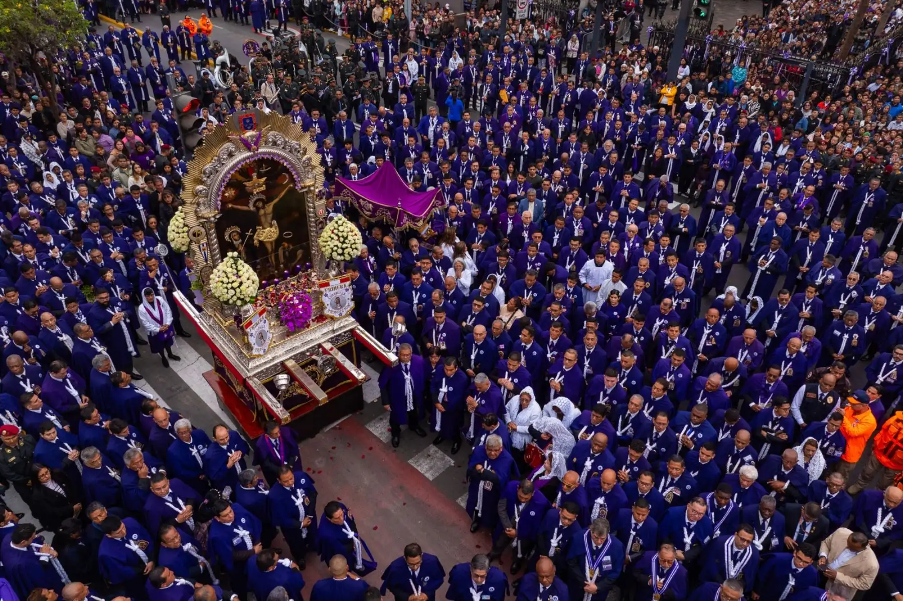 La presidenta de la república, Dina Boluarte, con fe y devoción, rindió homenaje a la sagrada imagen del Señor de los Milagros en Palacio de Gobierno. Foto: ANDINA/ Prensa Presidencia
