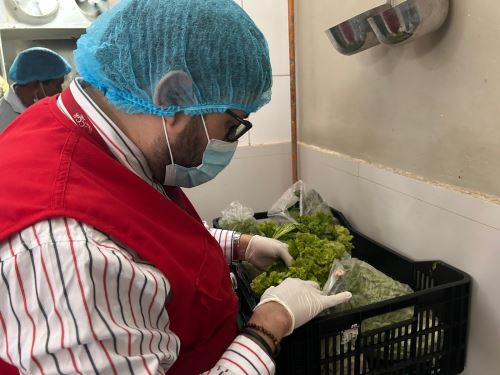 Alimentos, como tomates, plátanos, naranjas y verduras, en mal estado fueron hallados en el Hospital Regional de Tumbes (JAMO II-2), informó la Contraloría. ANDINA/Difusión