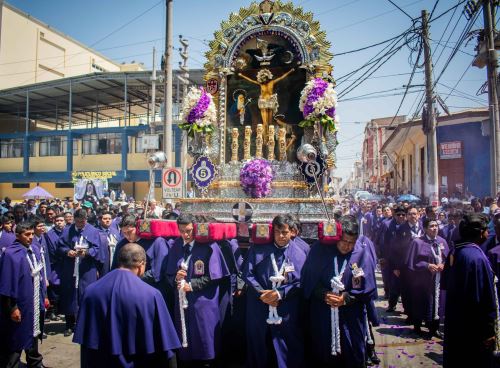 La imagen del Señor de los Milagros realiza su segundo recorrido procesional por las calles de Piura ante miles de devotos. ANDINA/Difusión