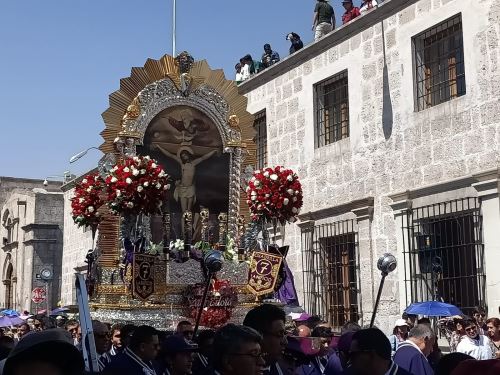 La imagen del Señor de los Milagros recorre las calles de la ciudad de Arequipa. Miles de files acompañan el recorrido de la sagrada imagen. Foto: Rocío Méndez