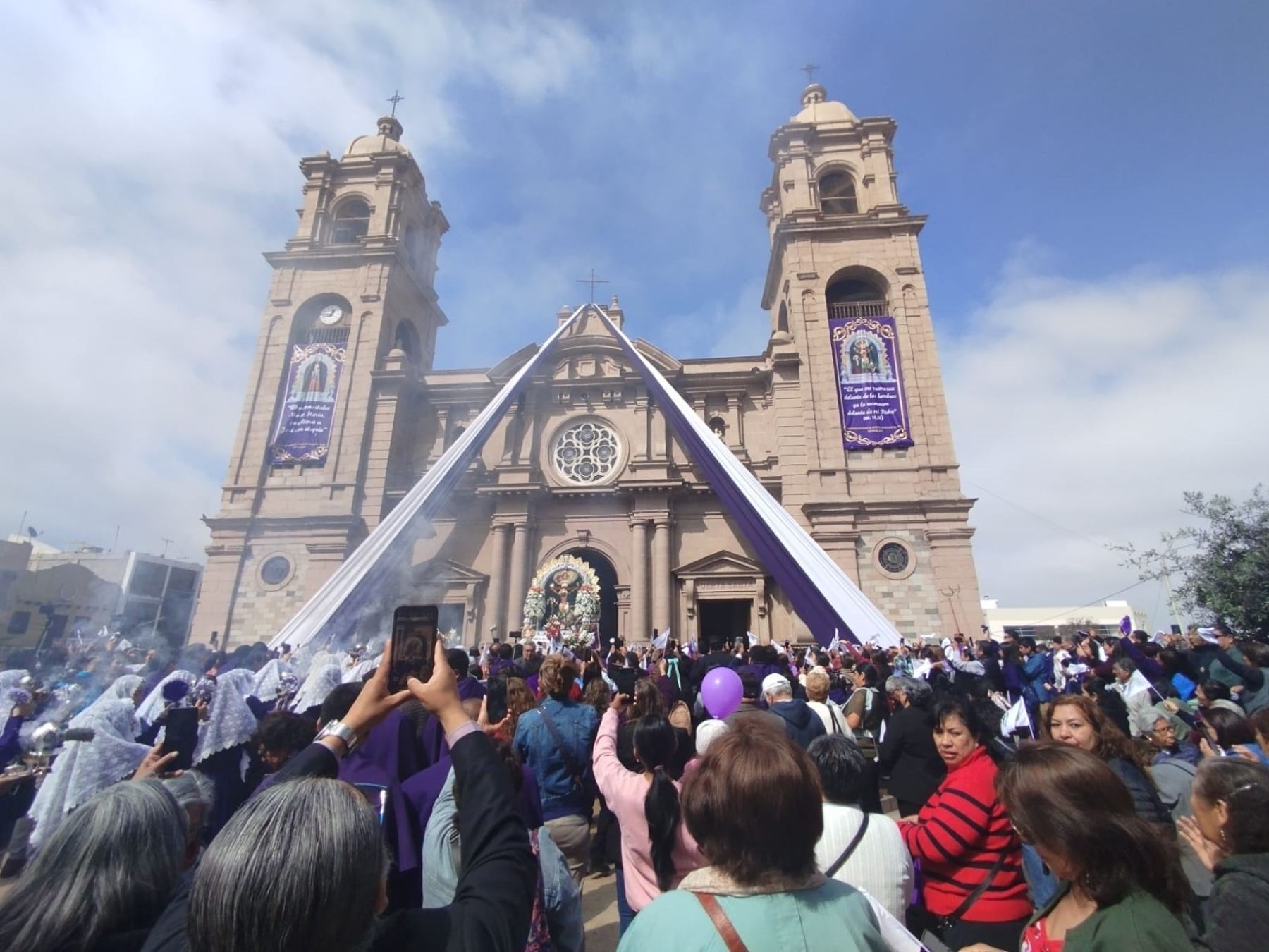 Miles de fieles acompañan a la procesión del Señor de los Milagros que recorre la ciudad de Tacna. ANDINA/Difusión