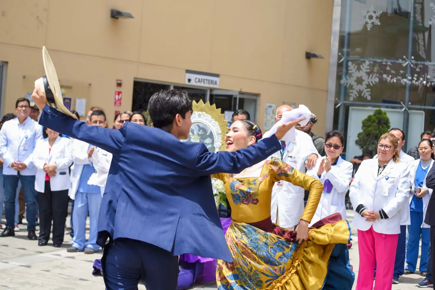 Pacientes y el personal de salud del Instituto Nacional de Salud del Niño San Borja, realizaron una procesión con la imagen del Señor de los Milagros por los diversos servicios de hospitalización, donde luchan contra una enfermedad compleja. Foto: ANDINA/ INSN