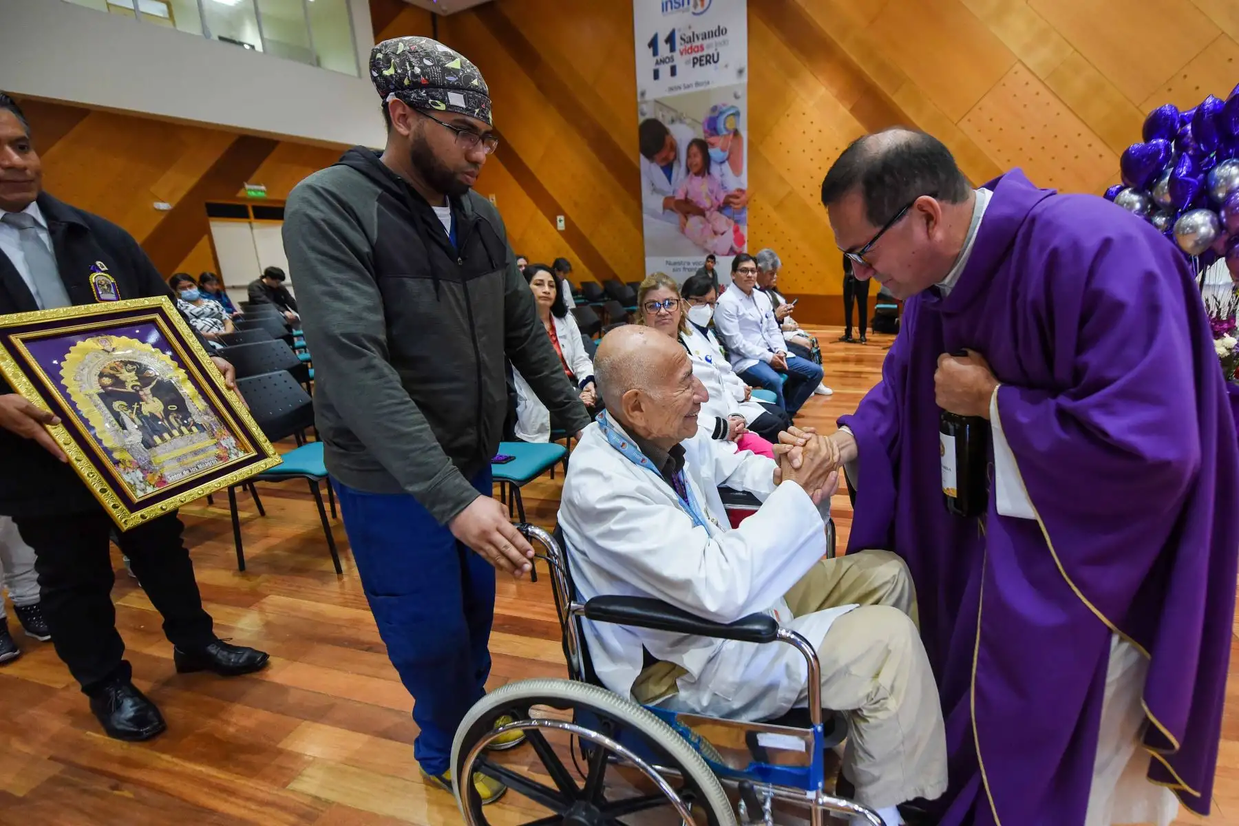 Pacientes y el personal de salud del Instituto Nacional de Salud del Niño San Borja, realizaron una procesión con la imagen del Señor de los Milagros por los diversos servicios de hospitalización, donde luchan contra una enfermedad compleja. Foto: ANDINA/ INSN
