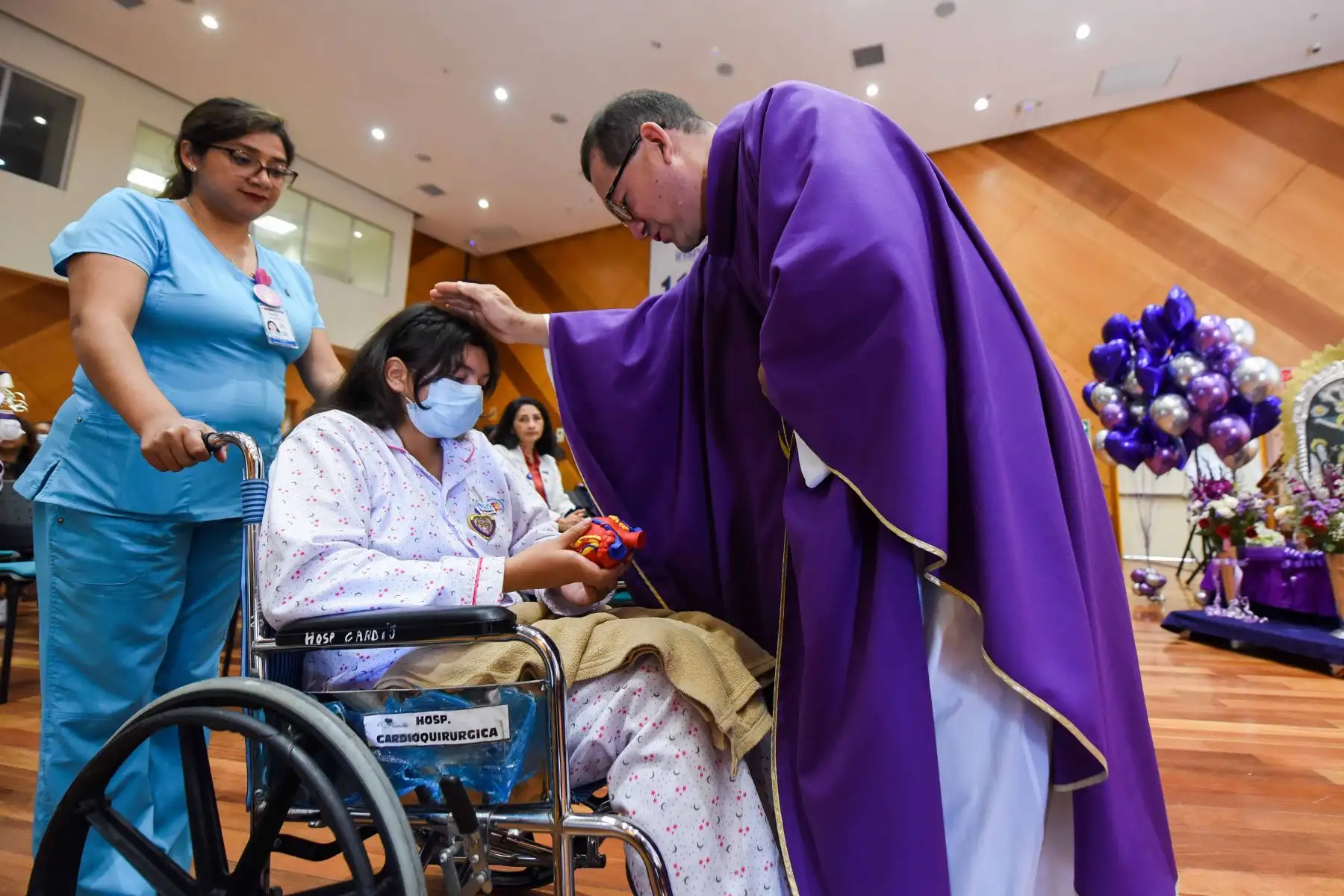 Pacientes y el personal de salud del Instituto Nacional de Salud del Niño San Borja, realizaron una procesión con la imagen del Señor de los Milagros por los diversos servicios de hospitalización, donde luchan contra una enfermedad compleja. Foto: ANDINA/ INSN