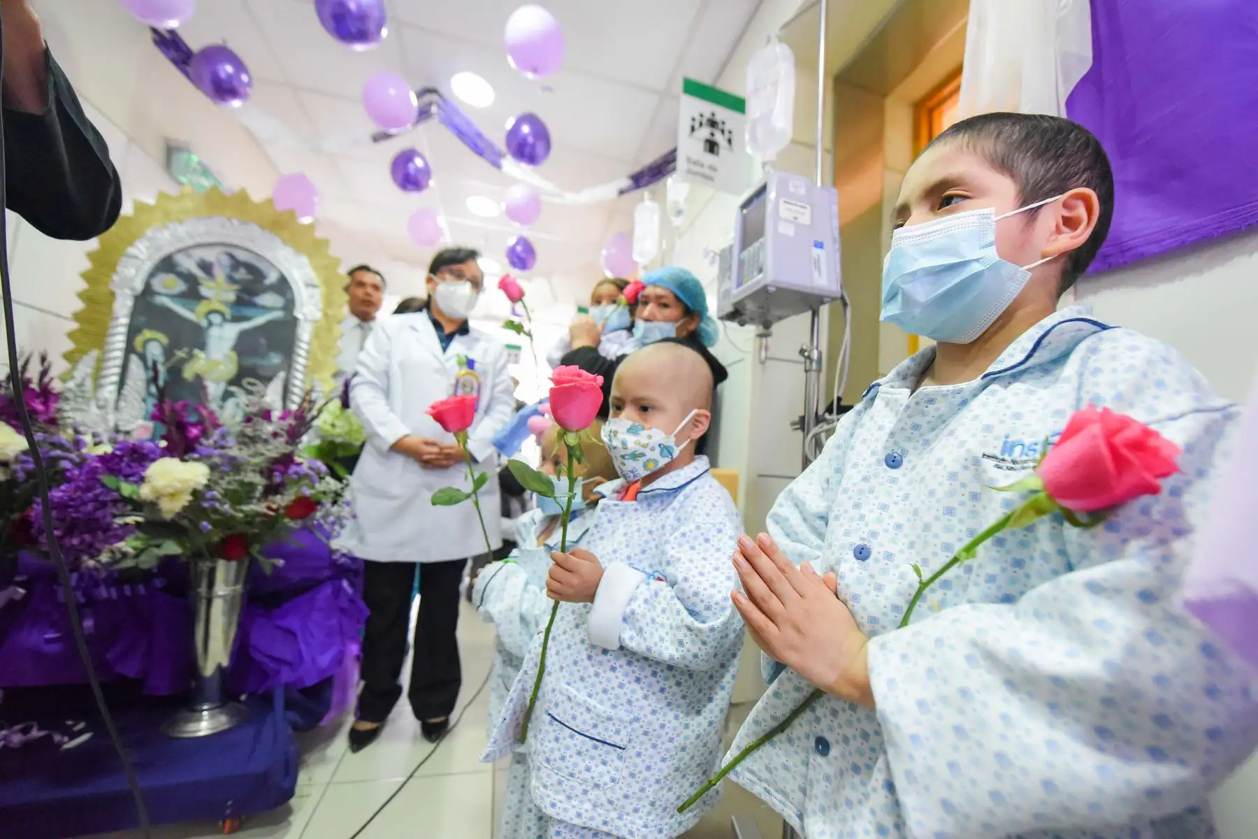Pacientes y el personal de salud del Instituto Nacional de Salud del Niño San Borja, realizaron una procesión con la imagen del Señor de los Milagros por los diversos servicios de hospitalización, donde luchan contra una enfermedad compleja. Foto: ANDINA/ INSN