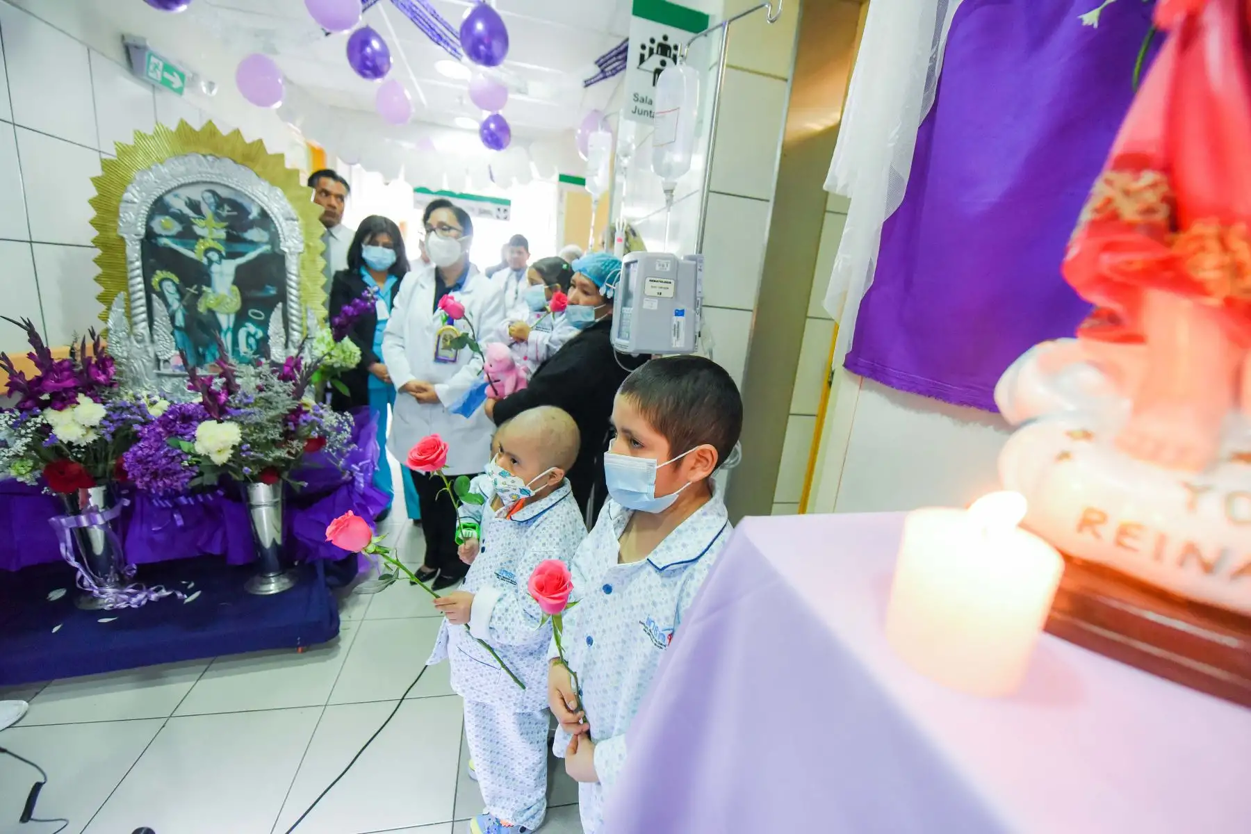 Pacientes y el personal de salud del Instituto Nacional de Salud del Niño San Borja, realizaron una procesión con la imagen del Señor de los Milagros por los diversos servicios de hospitalización, donde luchan contra una enfermedad compleja. Foto: ANDINA/ INSN