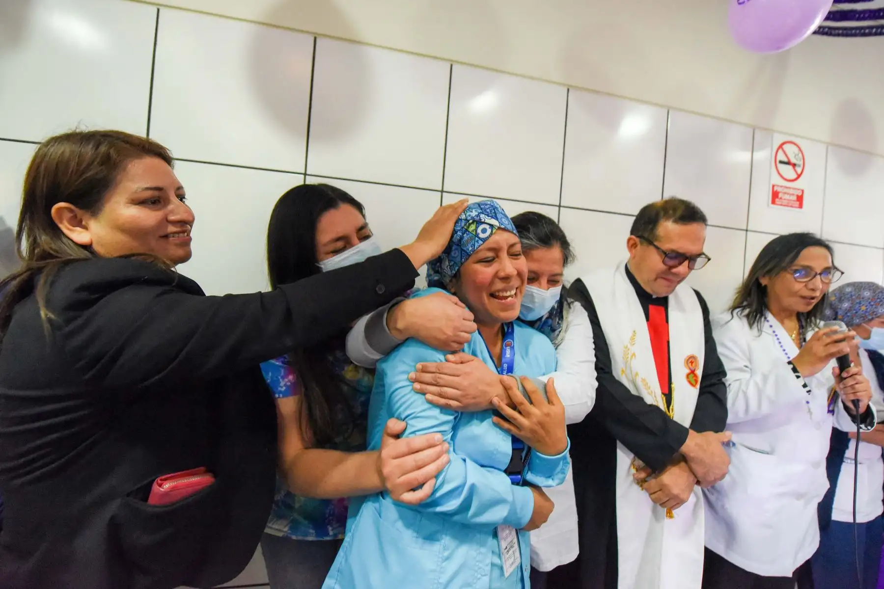 Pacientes y el personal de salud del Instituto Nacional de Salud del Niño San Borja, realizaron una procesión con la imagen del Señor de los Milagros por los diversos servicios de hospitalización, donde luchan contra una enfermedad compleja. Foto: ANDINA/ INSN