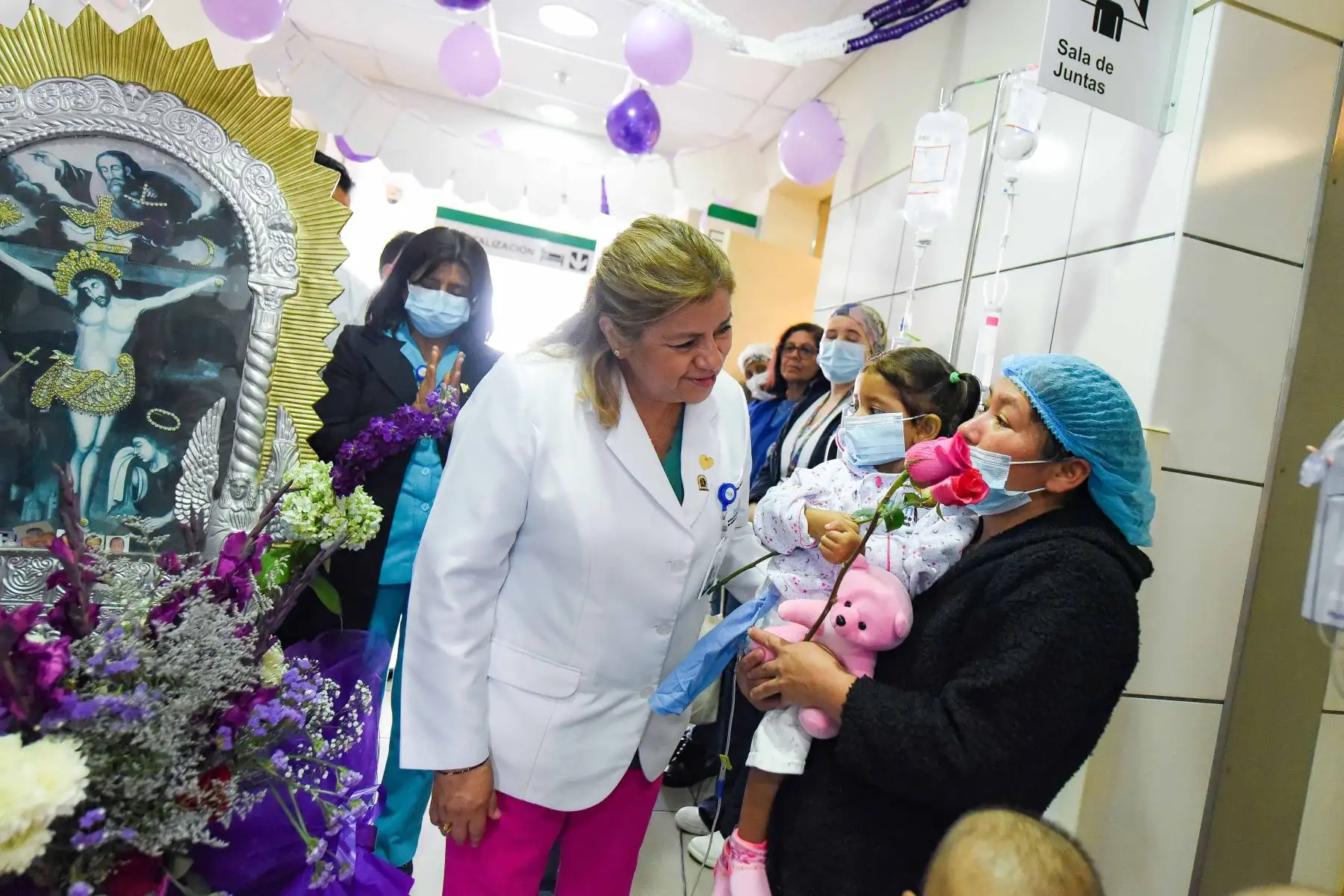 Pacientes y el personal de salud del Instituto Nacional de Salud del Niño San Borja, realizaron una procesión con la imagen del Señor de los Milagros por los diversos servicios de hospitalización, donde luchan contra una enfermedad compleja. Foto: ANDINA/ INSN