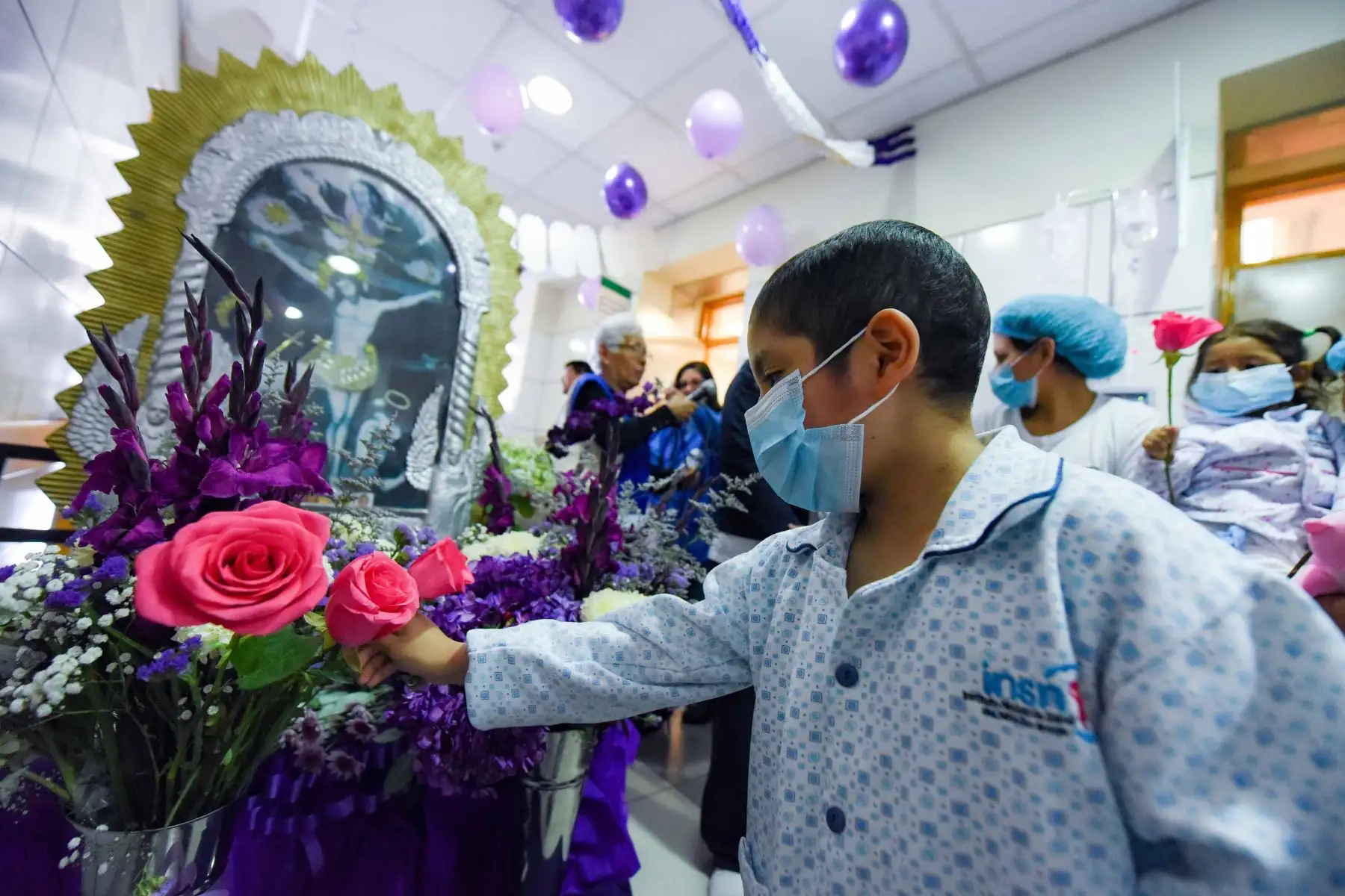 Pacientes y el personal de salud del Instituto Nacional de Salud del Niño San Borja, realizaron una procesión con la imagen del Señor de los Milagros por los diversos servicios de hospitalización, donde luchan contra una enfermedad compleja. Foto: ANDINA/ INSN