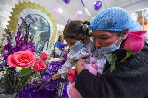 Los pequeños pacientes y sus padres se acercaron a la réplica del Señor de los Milagros para elevar una plegaria por el milagro de la sanación y la vida. ANDINA/ INSN San Borja.