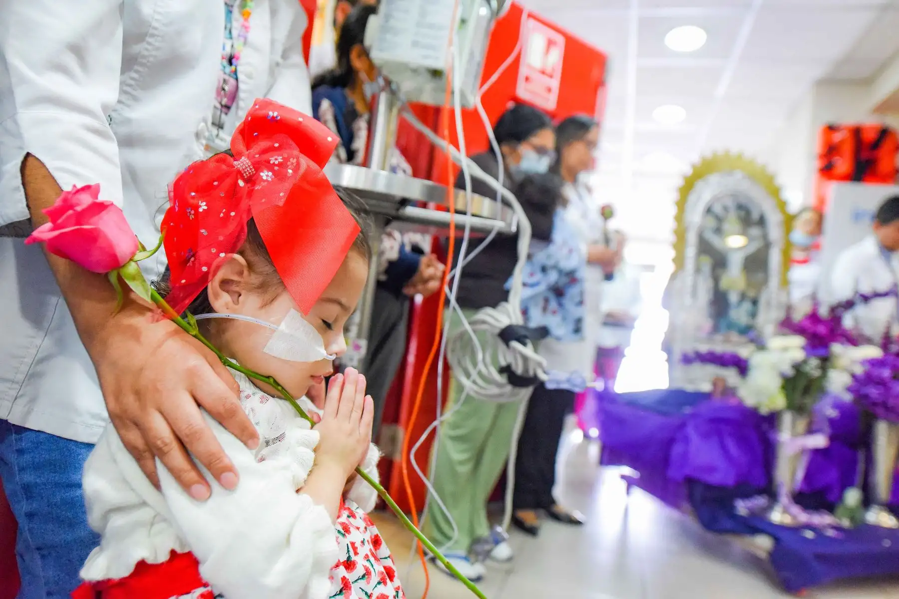 Pacientes y el personal de salud del Instituto Nacional de Salud del Niño San Borja, realizaron una procesión con la imagen del Señor de los Milagros por los diversos servicios de hospitalización, donde luchan contra una enfermedad compleja. Foto: ANDINA/ INSN