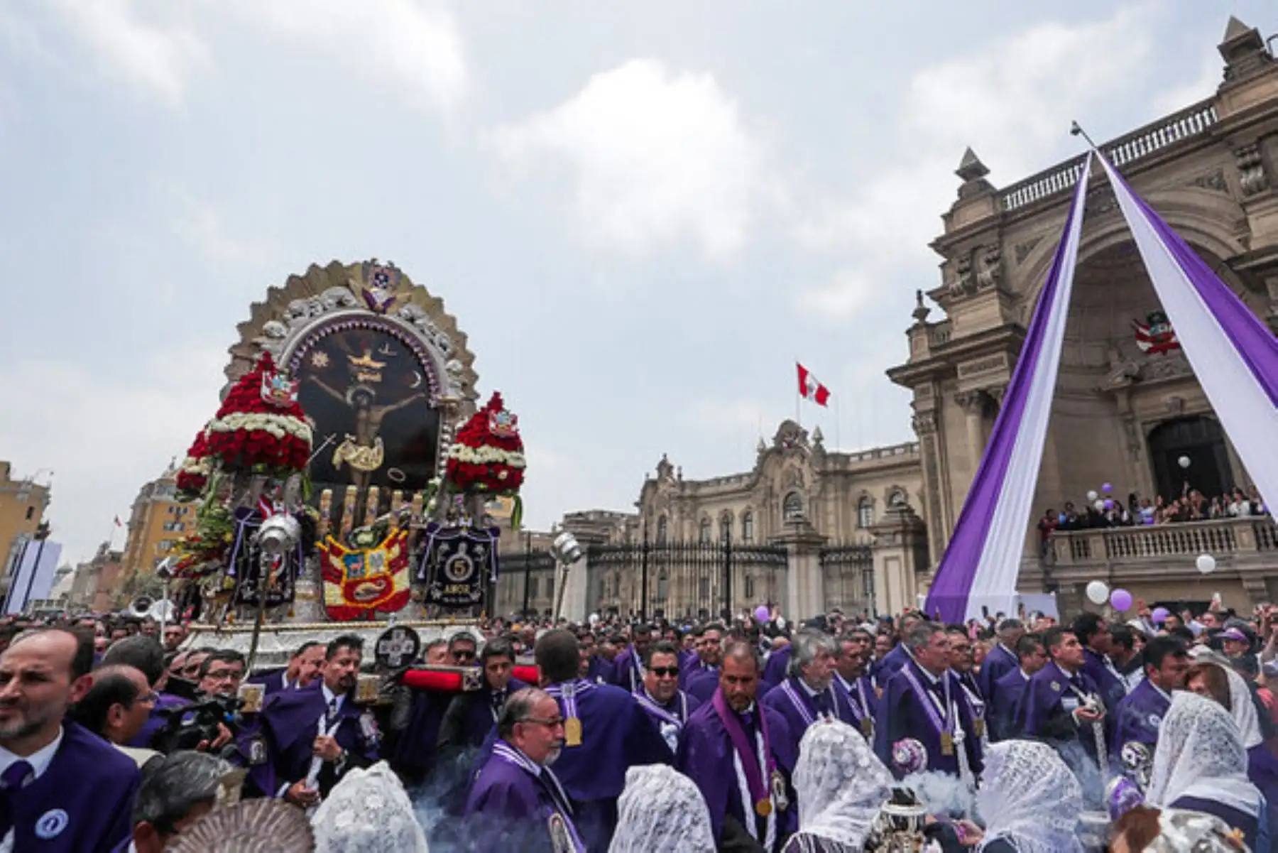 La presidenta de la república, Dina Boluarte, con fe y devoción, rindió homenaje a la sagrada imagen del Señor de los Milagros en Palacio de Gobierno. Foto: ANDINA/ PCM