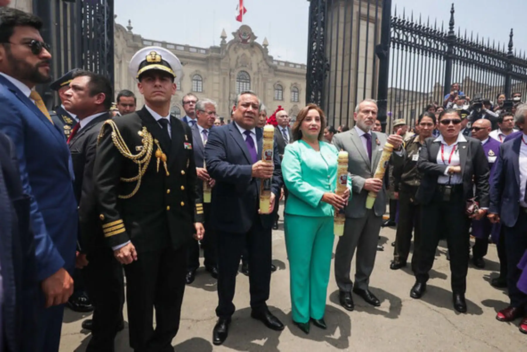La presidenta de la república, Dina Boluarte, con fe y devoción, rindió homenaje a la sagrada imagen del Señor de los Milagros en Palacio de Gobierno. Foto: ANDINA/ PCM