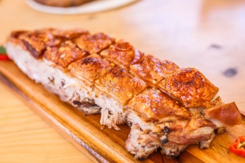 ANDINA/Difusión.Con más de 20,000 visitantes y la venta de unas dos toneladas de carne de cerdo, la ciudad de Huaral celebró el "Día del Chancho al Palo"